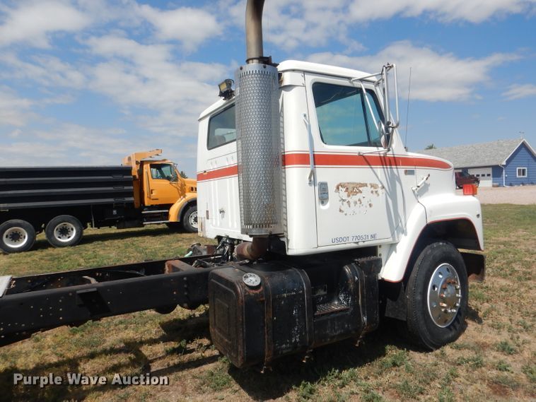 image for item HU9257 1978 International 2275  truck cab and chassis