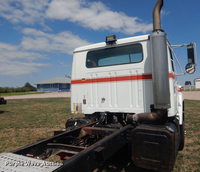 image for item HU9257 1978 International 2275  truck cab and chassis