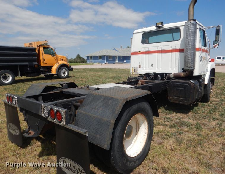 image for item HU9257 1978 International 2275  truck cab and chassis