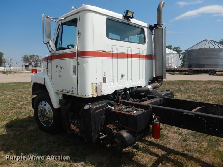 image for item HU9257 1978 International 2275  truck cab and chassis