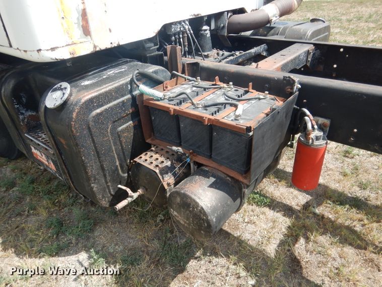 image for item HU9257 1978 International 2275  truck cab and chassis