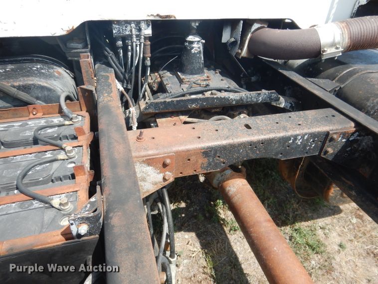 image for item HU9257 1978 International 2275  truck cab and chassis