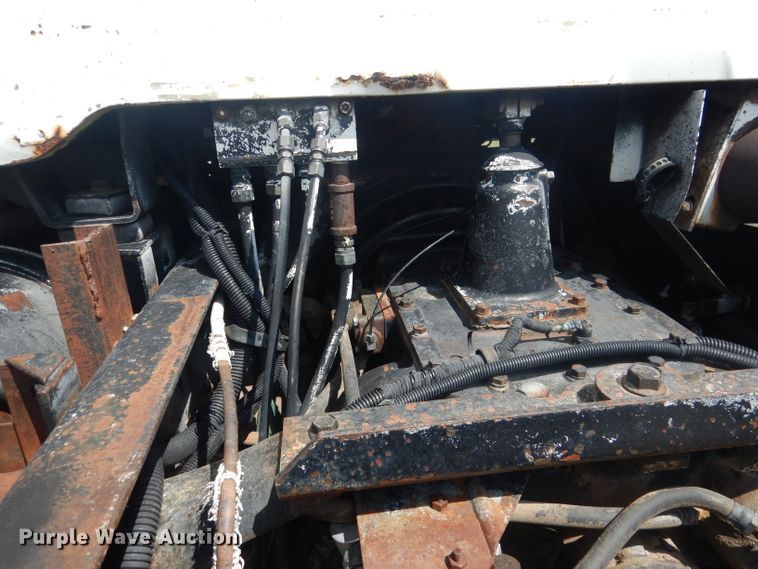 image for item HU9257 1978 International 2275  truck cab and chassis