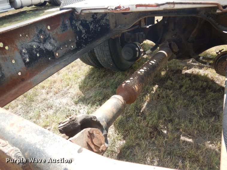 image for item HU9257 1978 International 2275  truck cab and chassis