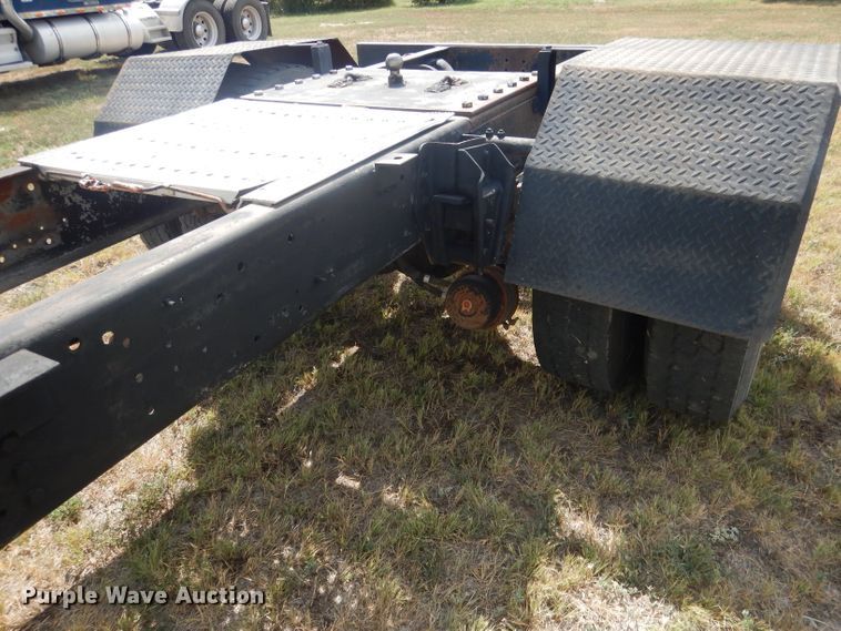 image for item HU9257 1978 International 2275  truck cab and chassis