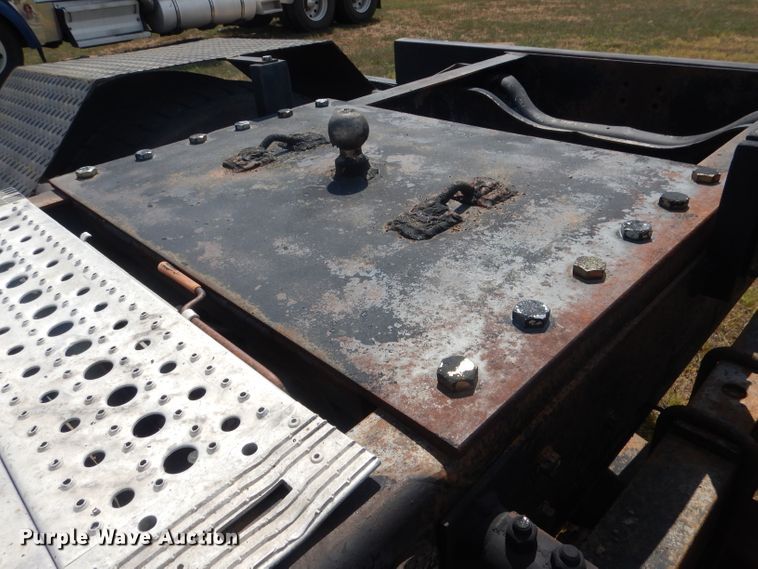 image for item HU9257 1978 International 2275  truck cab and chassis