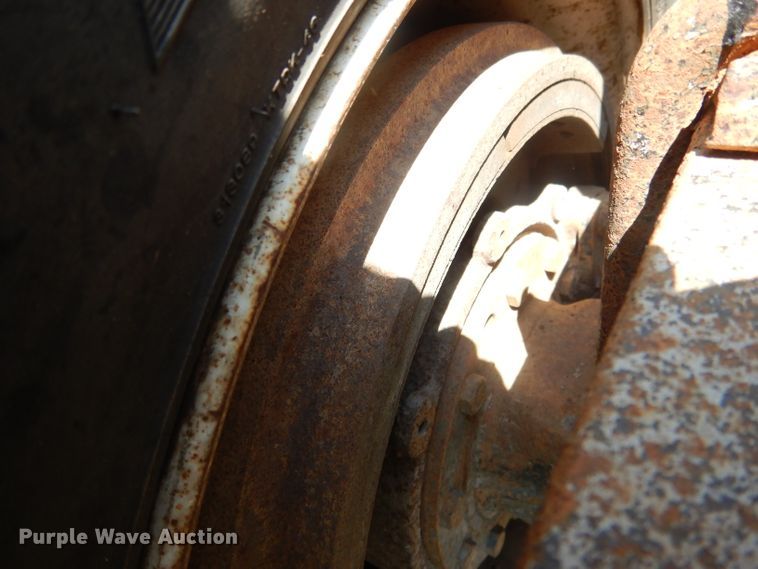 image for item HU9257 1978 International 2275  truck cab and chassis