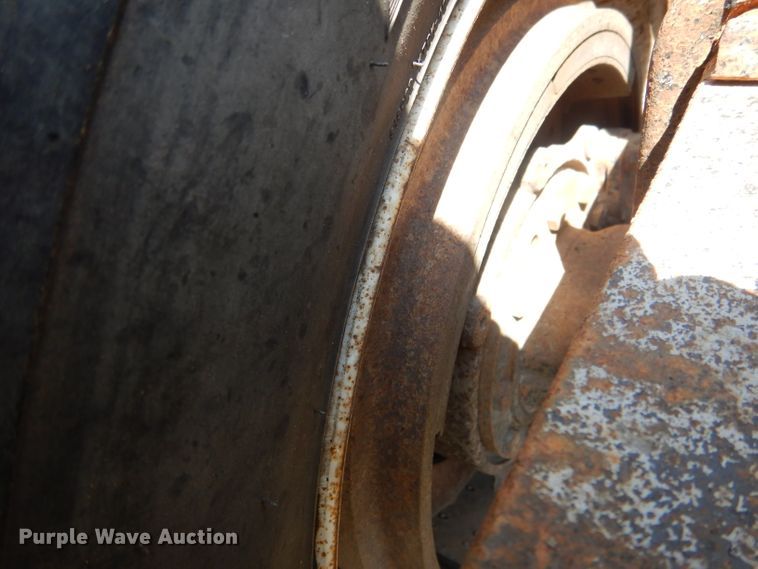 image for item HU9257 1978 International 2275  truck cab and chassis