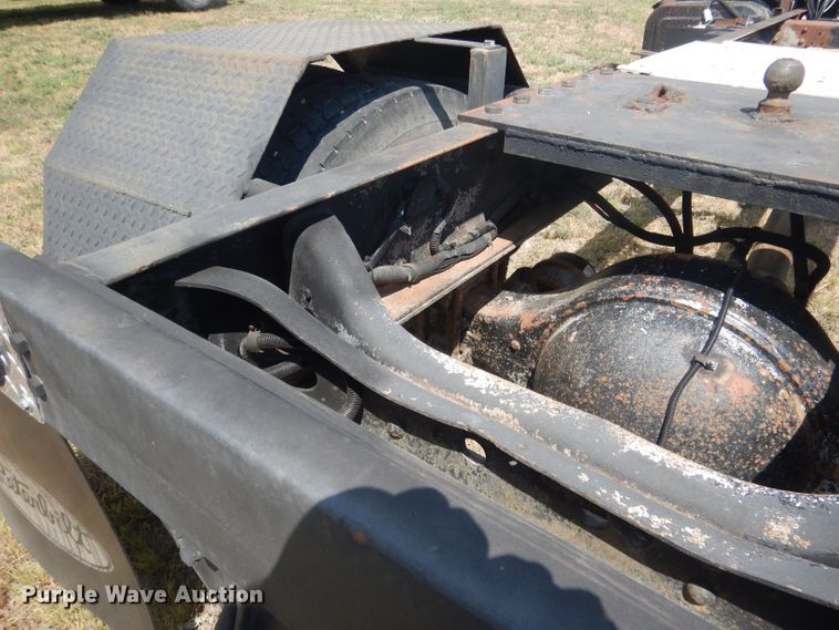 image for item HU9257 1978 International 2275  truck cab and chassis