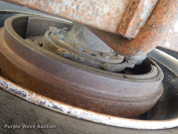 image for item HU9257 1978 International 2275  truck cab and chassis