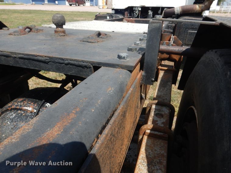 image for item HU9257 1978 International 2275  truck cab and chassis