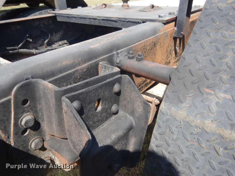 image for item HU9257 1978 International 2275  truck cab and chassis