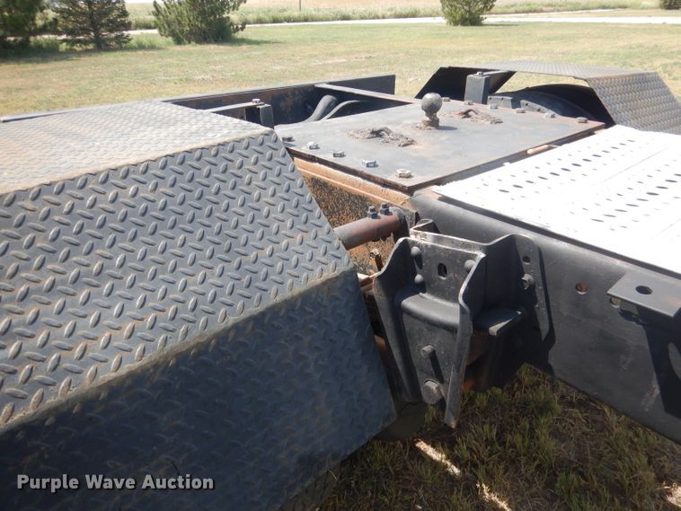 image for item HU9257 1978 International 2275  truck cab and chassis