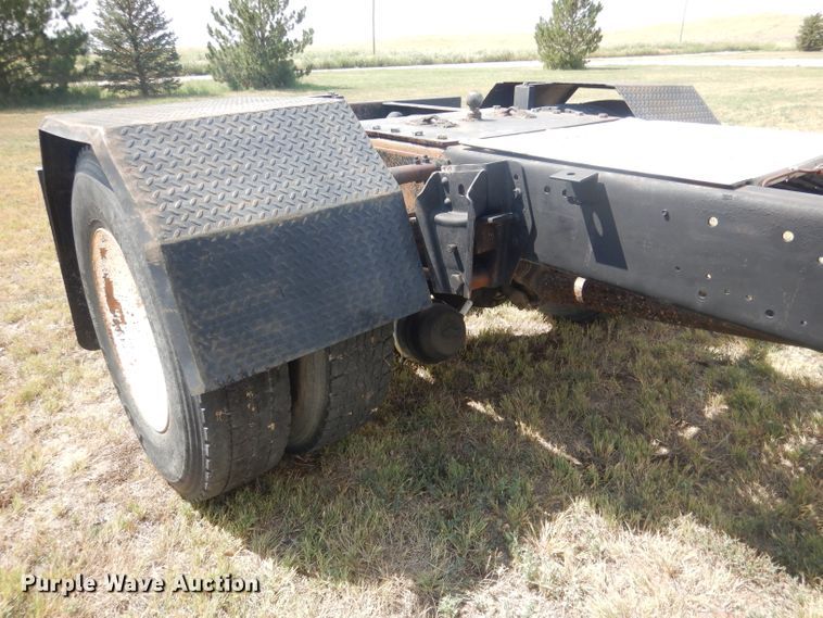 image for item HU9257 1978 International 2275  truck cab and chassis