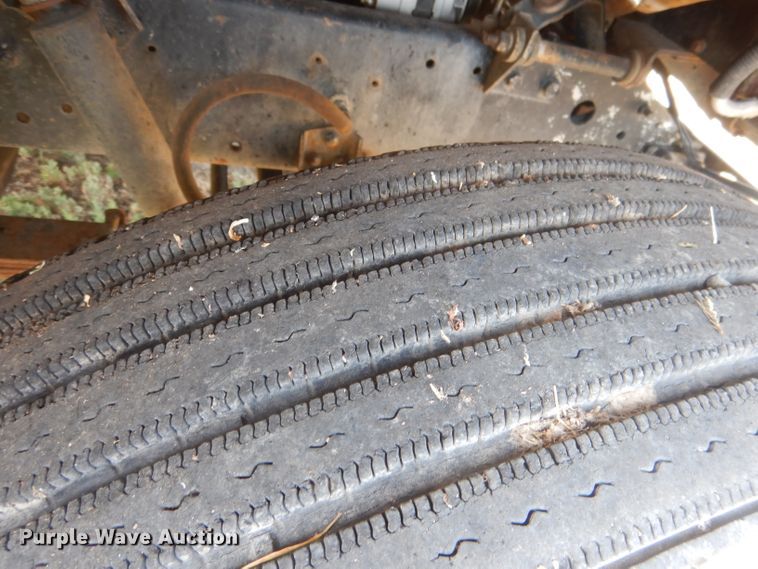 image for item HU9257 1978 International 2275  truck cab and chassis