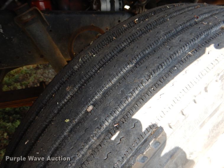 image for item HU9257 1978 International 2275  truck cab and chassis