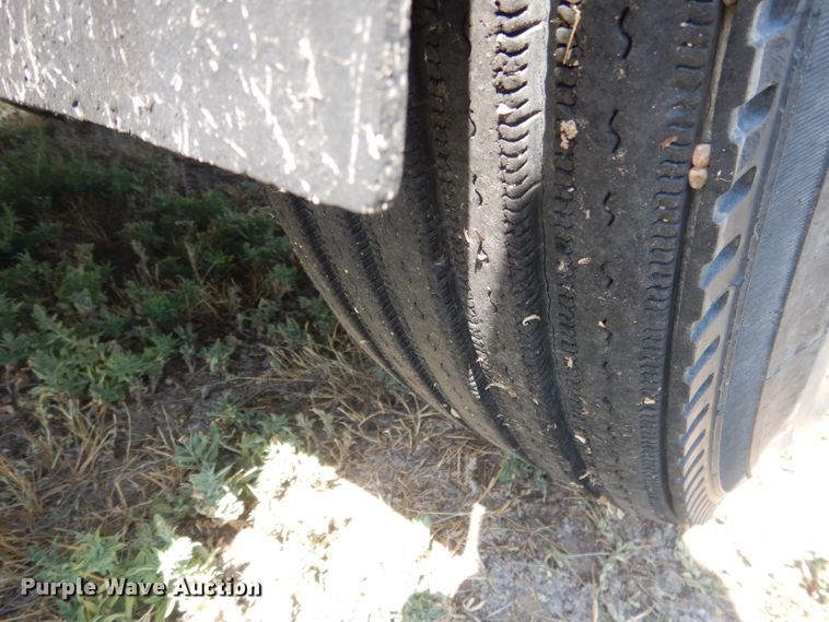 image for item HU9257 1978 International 2275  truck cab and chassis