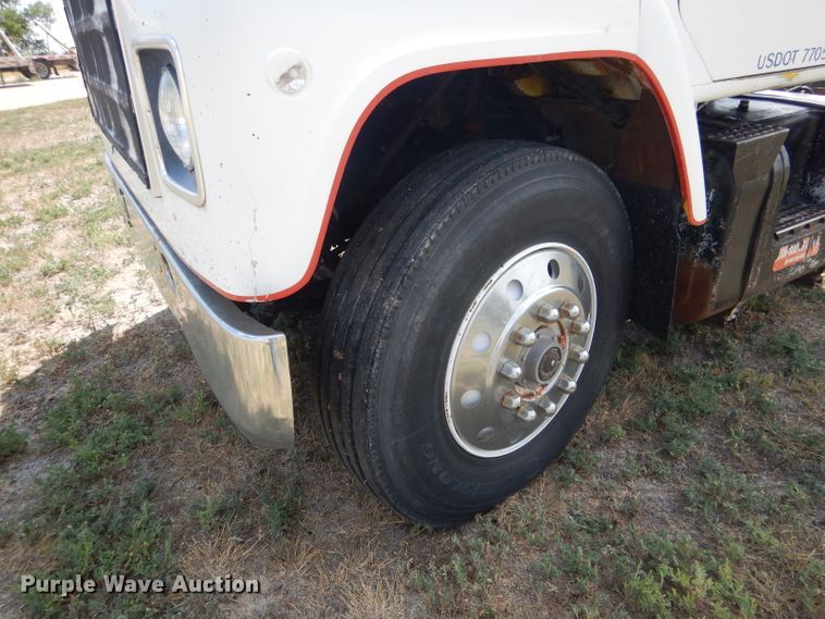 image for item HU9257 1978 International 2275  truck cab and chassis