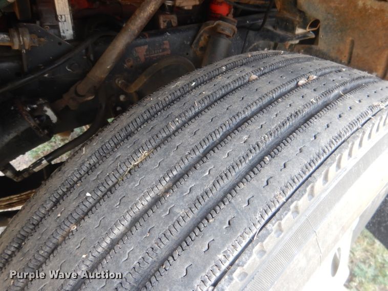 image for item HU9257 1978 International 2275  truck cab and chassis