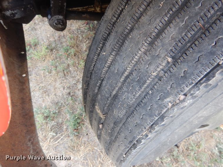 image for item HU9257 1978 International 2275  truck cab and chassis