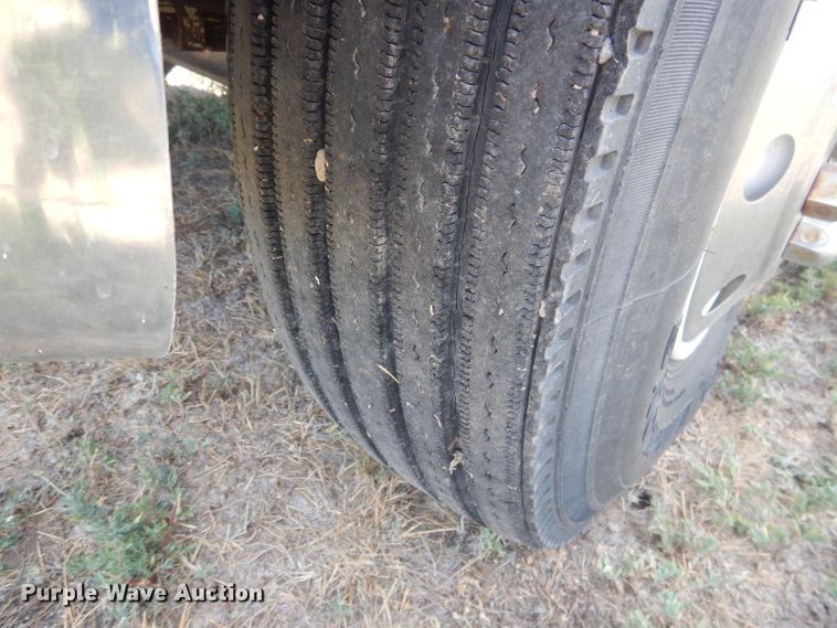 image for item HU9257 1978 International 2275  truck cab and chassis