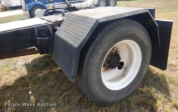 image for item HU9257 1978 International 2275  truck cab and chassis