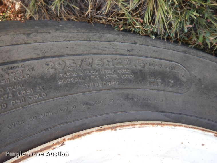 image for item HU9257 1978 International 2275  truck cab and chassis