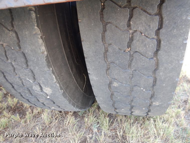 image for item HU9257 1978 International 2275  truck cab and chassis