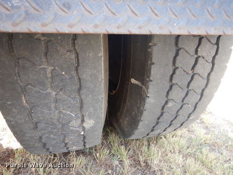 image for item HU9257 1978 International 2275  truck cab and chassis