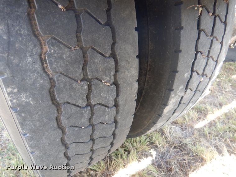 image for item HU9257 1978 International 2275  truck cab and chassis