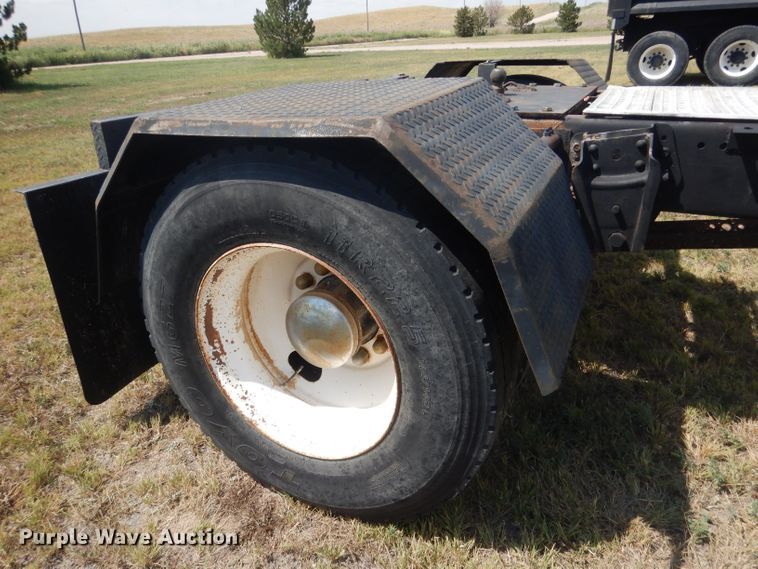 image for item HU9257 1978 International 2275  truck cab and chassis