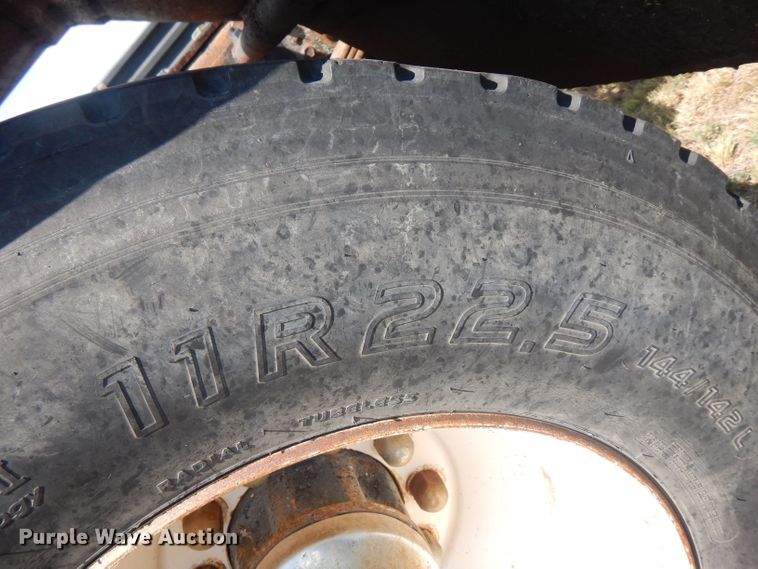 image for item HU9257 1978 International 2275  truck cab and chassis