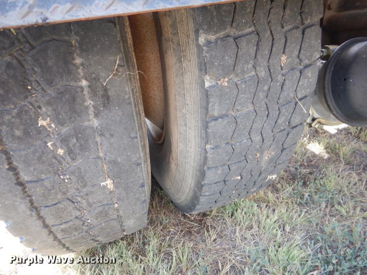 image for item HU9257 1978 International 2275  truck cab and chassis