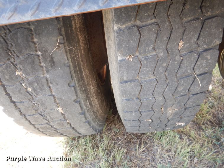 image for item HU9257 1978 International 2275  truck cab and chassis