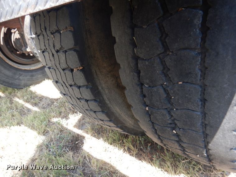 image for item HU9257 1978 International 2275  truck cab and chassis