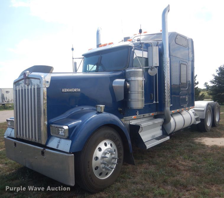 image for item HU9258 2007 Kenworth W900  semi truck