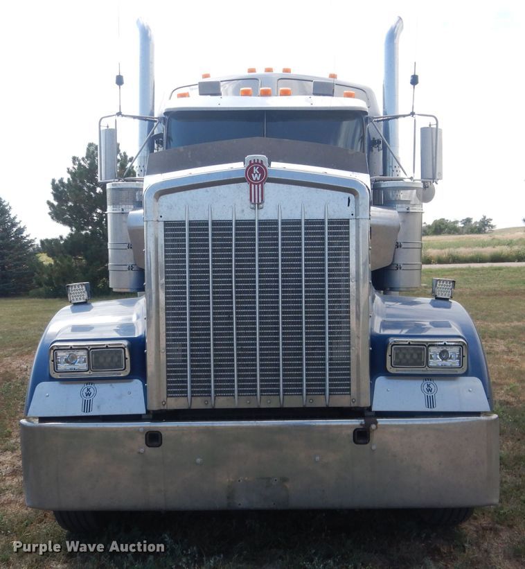 image for item HU9258 2007 Kenworth W900  semi truck