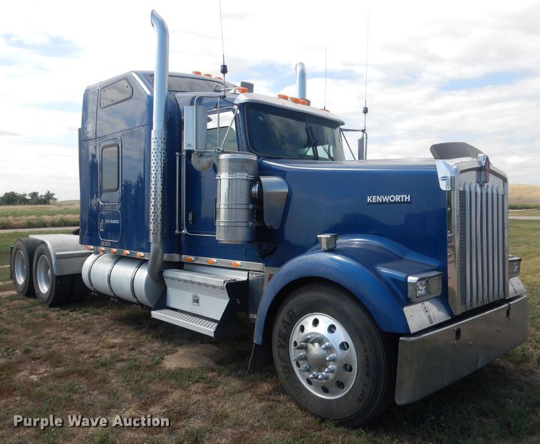 image for item HU9258 2007 Kenworth W900  semi truck