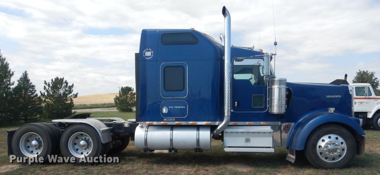 image for item HU9258 2007 Kenworth W900  semi truck