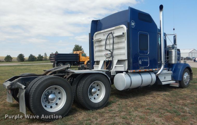 image for item HU9258 2007 Kenworth W900  semi truck