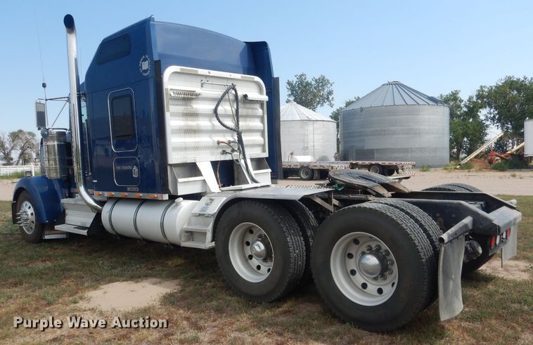 image for item HU9258 2007 Kenworth W900  semi truck