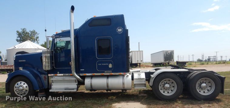 image for item HU9258 2007 Kenworth W900  semi truck