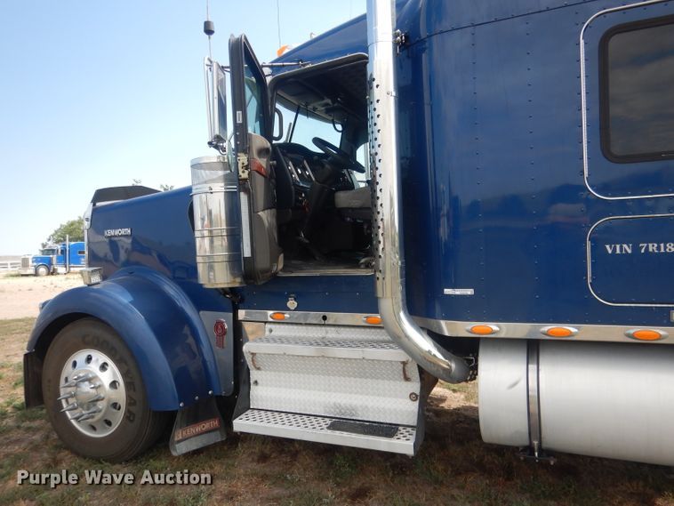 image for item HU9258 2007 Kenworth W900  semi truck