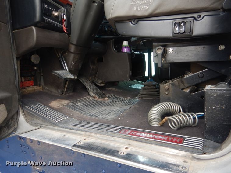 image for item HU9258 2007 Kenworth W900  semi truck