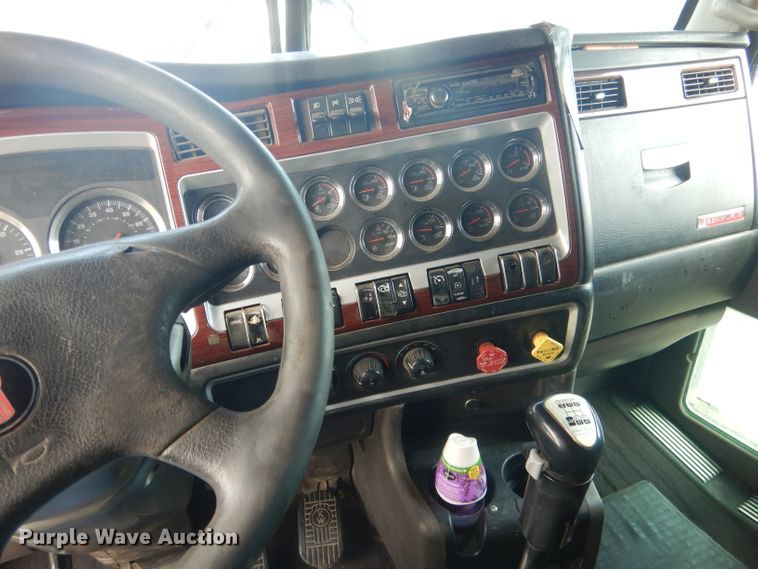 image for item HU9258 2007 Kenworth W900  semi truck