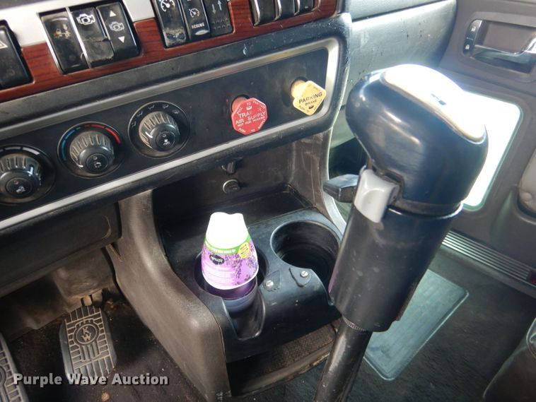 image for item HU9258 2007 Kenworth W900  semi truck