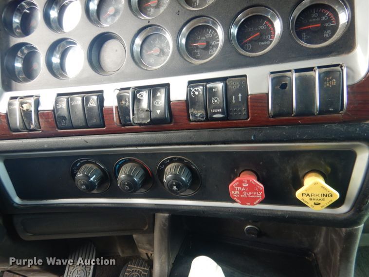 image for item HU9258 2007 Kenworth W900  semi truck