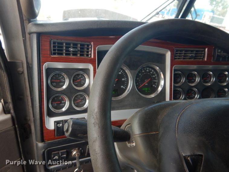 image for item HU9258 2007 Kenworth W900  semi truck