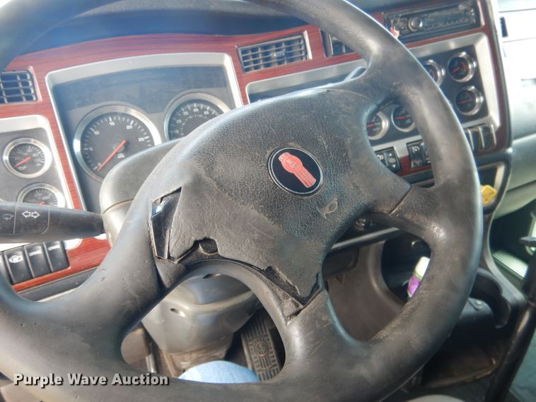 image for item HU9258 2007 Kenworth W900  semi truck