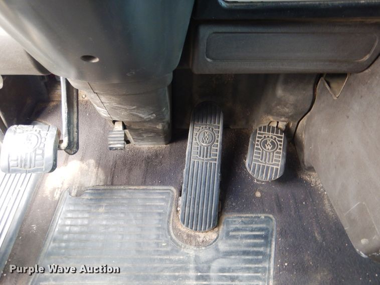 image for item HU9258 2007 Kenworth W900  semi truck